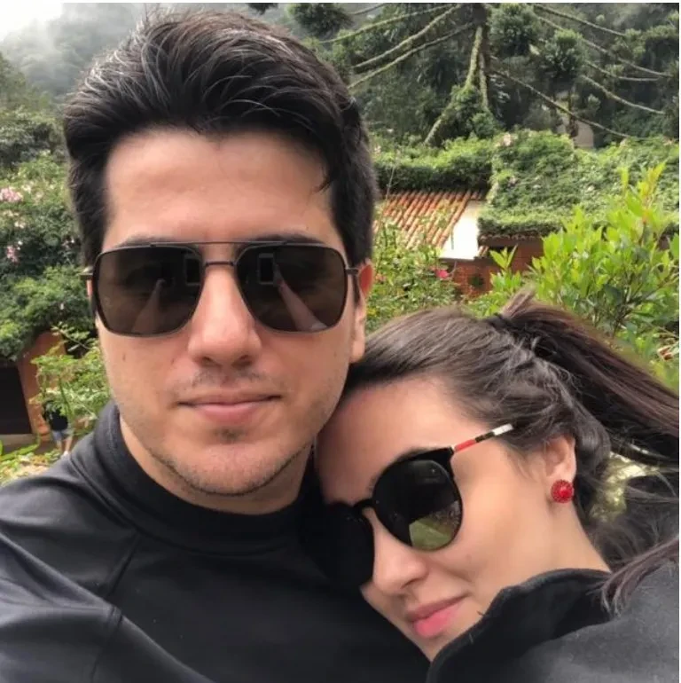 Altamir e Larissa, proprietários Rancho do Ralf e Pouse no jardim, Pirenópolis - GO